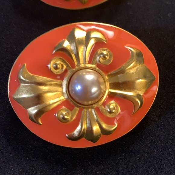 Vintage Karl Kagerfeld clip earrings, oval gold tone,orange enamel & faux pearl - Picture 2 of 8